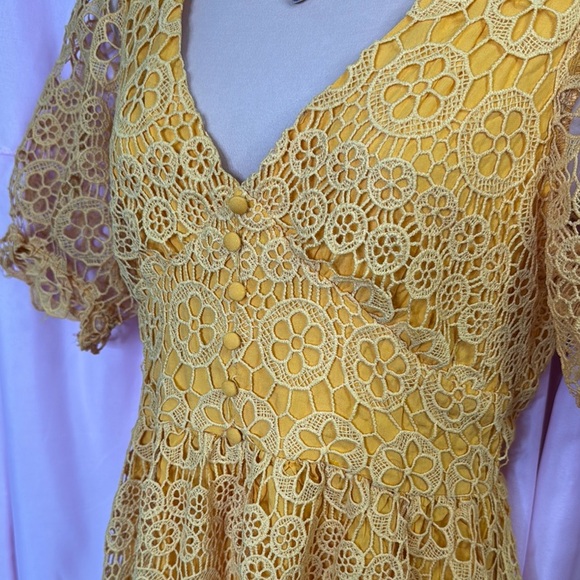 Yellow GILLI Lace Midi Dress – Size Small - Picture 5 of 9